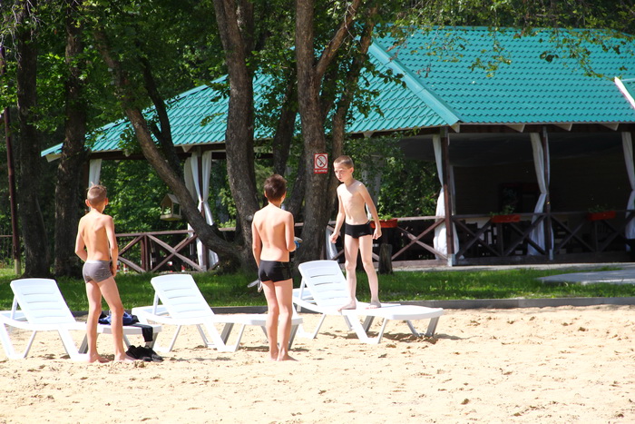 Пляж на берегу реки Мостовая